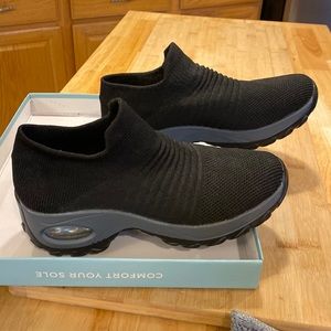 Black with gray bottom stretchy sneaker